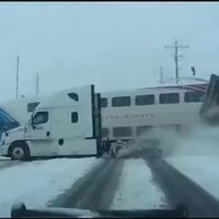 Video: Kā ASV pasažieru vilciens iztriecas cauri kravas auto