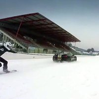 Video: 120 km/h ar sniegadēli aiz 'Nissan GT-R' pa sacīkšu trasi