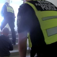 Sešgadnieks klaiņo pa Ziepniekkalnu, kamēr vecāki reibumā guļ mājās
