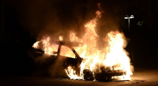 Пироман поджег припаркованные на стоянке автомобили: два полностью сгорели, пять повреждены