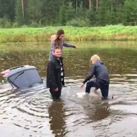 Video: Jaunieši ūdenstilpnē Lielvārdē noslīcina savu auto