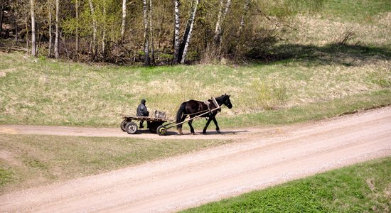 Komisija pieliek punktu novadu reformai; opozīcija uzstāj, ka jāgaida ārkārtējās situācijas beigas