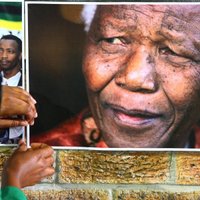 Prezidents: Mandelas veselības stāvoklis uzlabojies, tomēr joprojām kritisks