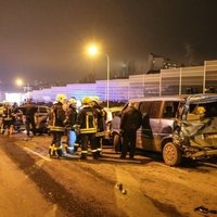 Foto: Smaga avārija Viļņā - sadragātas 20 automašīnas un ir cietušie