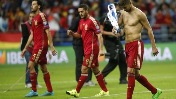 Spains Gerard Pique, right, Koke, center, and Sergio Busquets, left