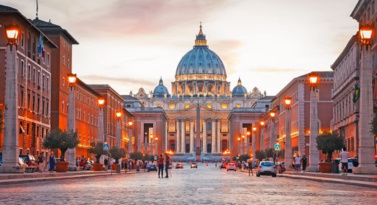 Bijušajam Vatikāna diplomātam piespriež piecu gadu cietumsodu par bērnu pornogrāfijas materiāliem