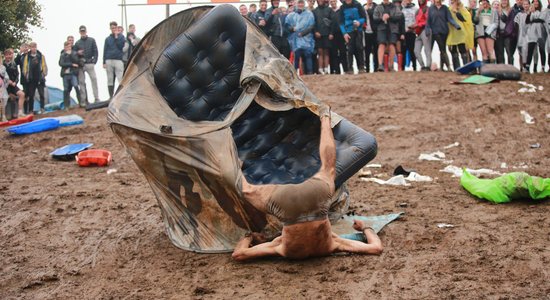 Foto: Ļaužu šmulīgās izklaides britu festivālā