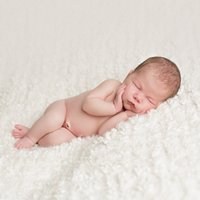 Neonatoloģe: jaundzimušā nabai nav jābūt ne zaļai, ne spirtotai