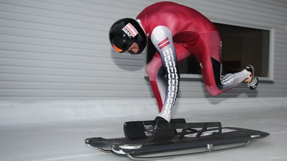 Bobslejisti un skeletonisti prezentē jaunās formas - 216