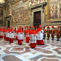 Ватикан: кардиналы дали клятву и выбирают папу