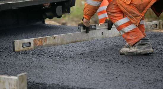 Autovadītāju ievērībai: 80 valsts ceļu posmos notiek būvdarbi un ieviesti satiksmes ierobežojumi