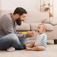 Pētījums: tēva došanās bērna kopšanas atvaļinājumā pozitīvi ietekmē vecāku attiecības
