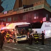 Ņujorkā divu autobusu sadursmē bojā gājuši trīs cilvēki; vairāki ievainotie