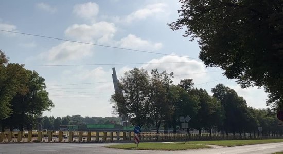 ФОТО, ВИДЕО. Снесен последний элемент памятника в парке Победы — 79-метровый обелиск