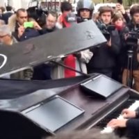 Video: Pianists pie 'Bataclan' koncertzāles izpilda Lenona 'Imagine'
