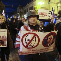 Foto: Tbilisi tūkstoši protestē pret vēlēšanu viltošanu