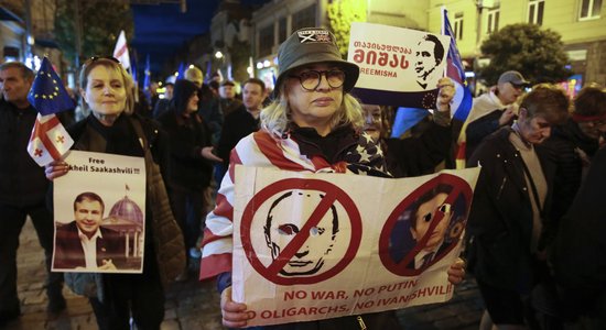 Foto: Tbilisi tūkstoši protestē pret vēlēšanu viltošanu