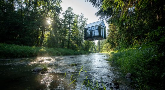 Foto: Radīta unikāla naktsmītne – spoguļnamiņš virs Amatas