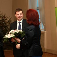 'Vienotības' dome pateicas Dombrovskim par paveikto