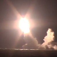 Krievijas atomzemūdene izmēģina stratēģisko raķeti 'Bulava'