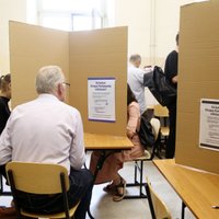CVK pagaidām atsauc iespēju nobalsot citā iecirknī; Rīgā veidojas vēlētāju rindas