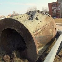Video: Rēzeknē no braucošas 'fūres' izveļas milzīgas metāla veidnes un rēgojas lielgabali