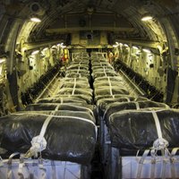 ASV lidmašīnas veikušas uzlidojumus islāmistiem un pārtikas piegādes jezīdiem Irākas ziemeļos