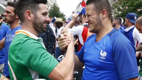 France and Ireland fans