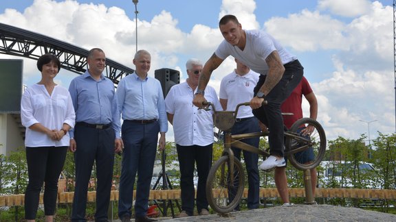 Valmierā atklāj bronzā atlietu Māra Štromberga BMX velospiēdu - 25