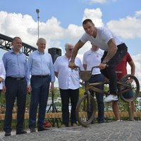Foto: Valmierā atklāj bronzā atlietu Māra Štromberga BMX velosipēdu