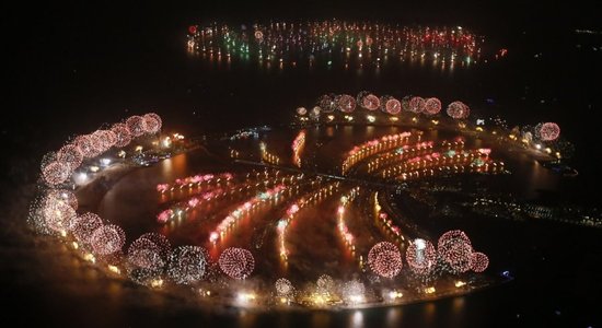 Foto: Ar iespaidīgu un rekordlielu uguņošanu gadu ievada Dubaijā