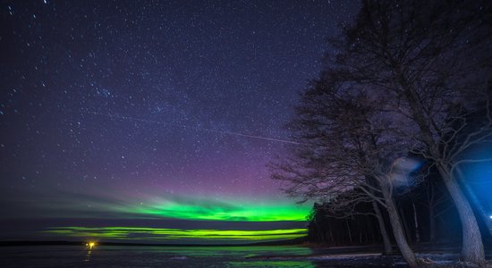 Krāšņi foto: Ziemeļblāzma iekrāso debesis pie Ventspils