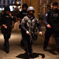 Austrijas prokuratūra tur aizdomās 21 cilvēku par palīdzību Vīnes teroristam