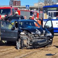 Ķengaragā 'BMW X5' un tramvaja sadursmē bojā gājis autovadītājs