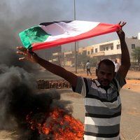 Apvērsums Sudānā: Protestētāji izgājuši ielās; armija atklājusi uguni pret demonstrantiem