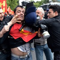 Foto: Turcijā 1. maija protestētājus savalda ar asaru gāzi