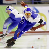 Krievu ātrslidotājs Kuližņikovs labojis trešo senāko pasaules rekordu