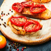 Ugunīgā tomāta laiks! 26 receptes tomātu karstmaizēm, picām un brušetām