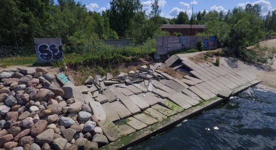 Atjaunos bojāto Daugavgrīvas krasta nostiprinājumu