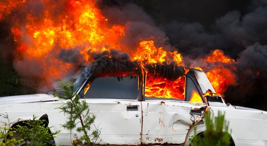 Сгорел автосервис и три автомобиля: к тушению пожара подключились добровольцы