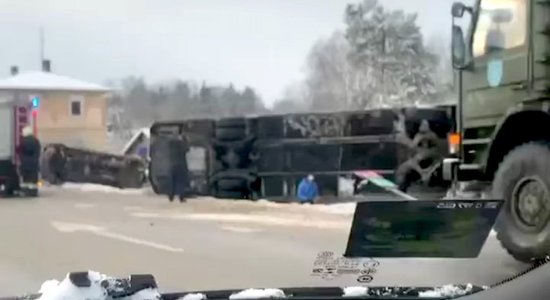 Autobusa un militārā kravas auto sadursmē uz Valmieras šosejas septiņi cietušie