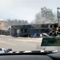 Autobusa un militārā kravas auto sadursmē uz Valmieras šosejas septiņi cietušie