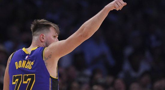 Dončičs "Mavericks" par aizmainīšanu atriebjas ar "triple-double" un uzvaru