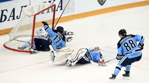 Sibir s Artyom Voroshilo, goalie Alexander Salak, and playr Konstantin Okulov 