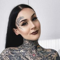 Pasaulslavenā tetovētā latviete Monami mājdzemdībās laidusi pasaulē meitiņu