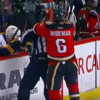 'Flames' hokejists uzbrūk tiesnesim un tiek diskvalificēts uz nenoteiktu laiku