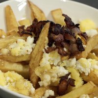 Video: Kā pagatavot kartupelīšus kanādiešu gaumē – kaloriju bumbu 'poutine'