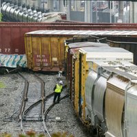 Foto: Vašingtona no sliedēm noskrien vilciens; noplūdušas ķīmiskās vielas