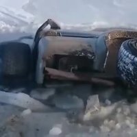 Video: Krievijā džips ielūst ledū un laiciņu vēlāk paiet zem ūdens