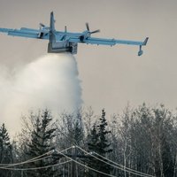 Kanādas ugunsgrēki: Fortmakmari pilsētā nedaudz uzlijis lietus; turpinās dzēšanas darbi